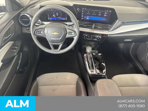 Used 2025 Chevrolet Trax LT FWD image 25