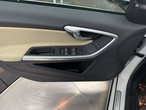 Used 2017 Volvo S60 T5 Inscription image 15