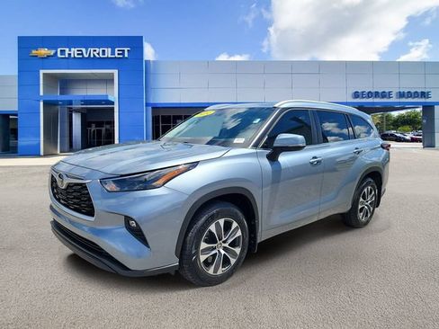 Used 2024 Toyota Highlander XLE FWD image 2