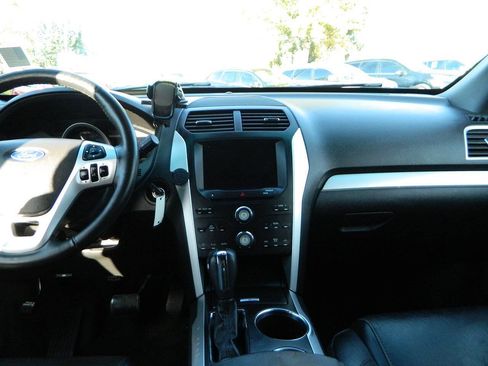 Used 2013 Ford Explorer XLT image 17