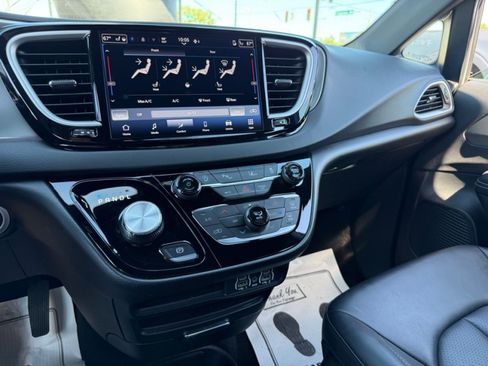 Used 2025 Chrysler Pacifica Select FWD image 11