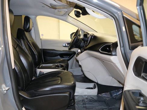 Used 2023 Chrysler Pacifica Touring-L image 20