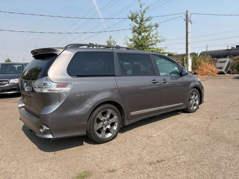Used 2012 Toyota Sienna SE FWD image 3