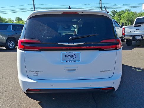 Used 2024 Chrysler Pacifica Limited FWD image 5