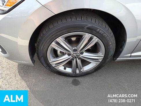 Used 2024 Volkswagen Jetta SE image 2