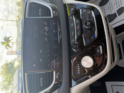 Used 2024 Chrysler Pacifica Touring-L FWD image 9