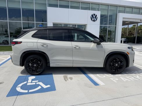 New 2026 Volkswagen Tiguan SE R-Line FWD image 2
