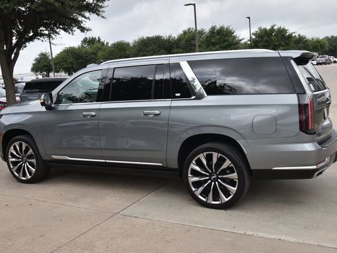 Used 2025 Cadillac Escalade ESV Premium Luxury Platinum AWD/4WD image 11