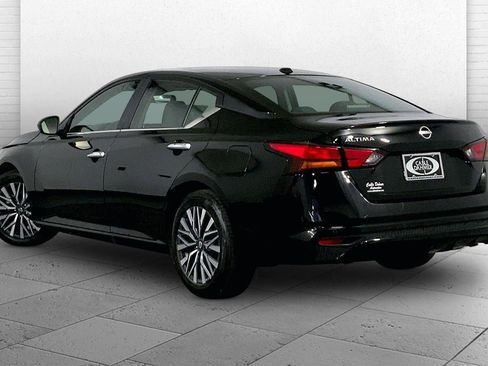 Used 2025 Nissan Altima 2.5 SV FWD image 11