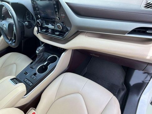 Used 2021 Toyota Highlander XLE FWD image 32