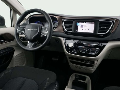 Used 2022 Chrysler Voyager LX FWD image 25