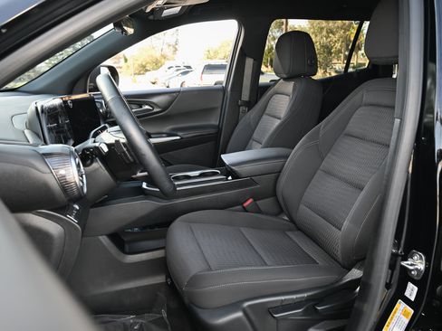 Used 2025 Chevrolet Equinox LT w/ Safety and Technology Package image 17