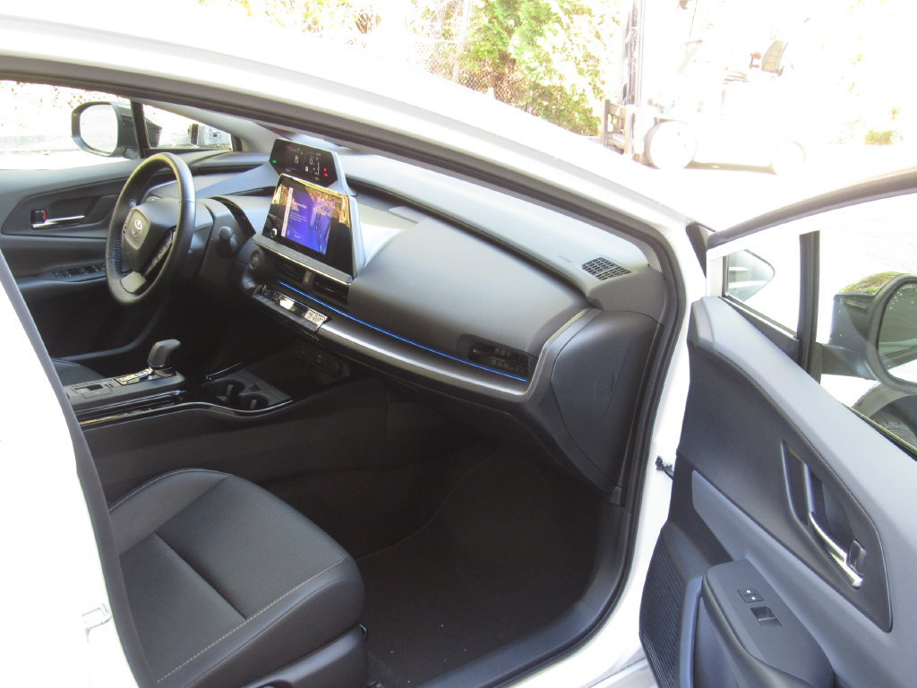 Certified 2025 Toyota Prius XLE FWD image 18