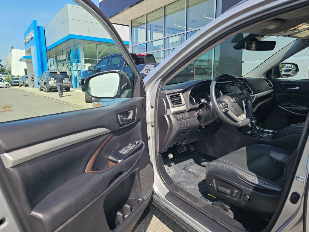 Used 2019 Toyota Highlander XLE AWD/4WD image 23