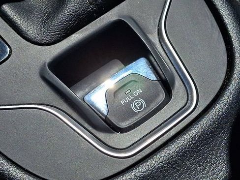 Used 2020 Jeep Cherokee Latitude Plus w/ Cold Weather Group AWD/4WD image 23