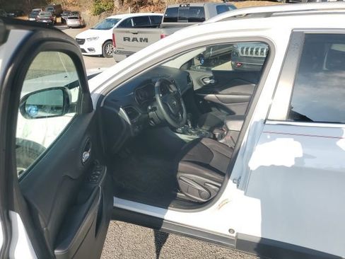 Used 2019 Jeep Cherokee Latitude w/ Popular Appearance Group image 8