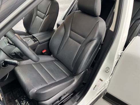 Used 2025 Nissan Rogue SL w/ Tech Package FWD image 9