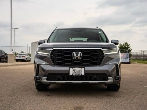 Used 2025 Honda Pilot Touring image 2