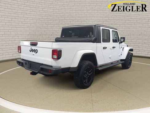Used 2022 Jeep Gladiator Sport image 5
