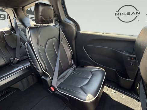 Used 2025 Chrysler Pacifica Limited FWD image 31