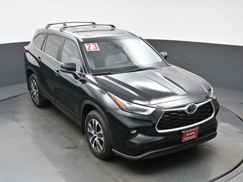 Used 2023 Toyota Highlander XLE AWD/4WD image 35