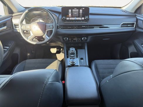 Used 2024 Mitsubishi Outlander SE image 3