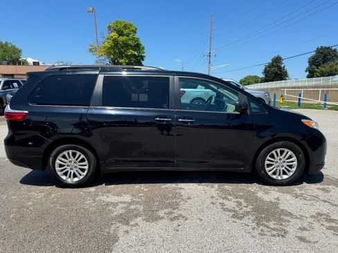 Used 2017 Toyota Sienna XLE FWD image 2
