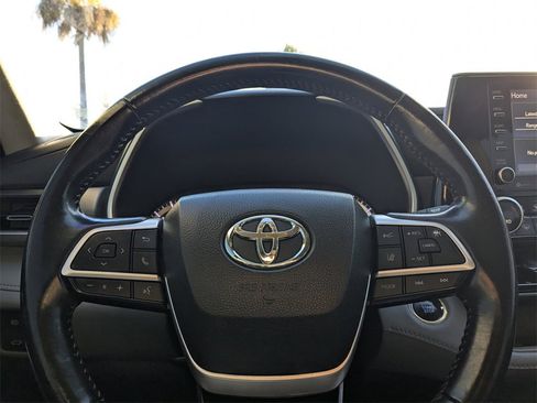 Used 2022 Toyota Highlander XLE image 23