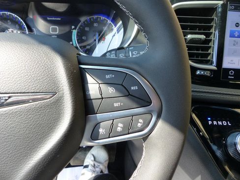 Used 2026 Chrysler Pacifica Select FWD image 26