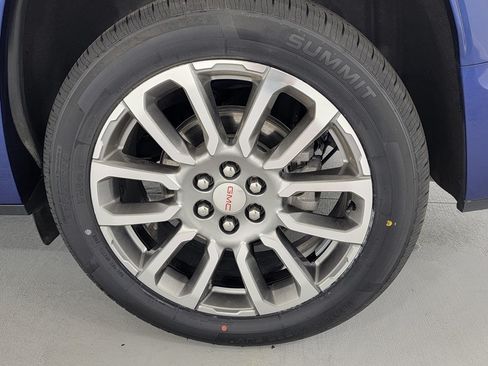 Used 2023 GMC Acadia Denali w/ Denali Ultimate Package AWD/4WD image 11