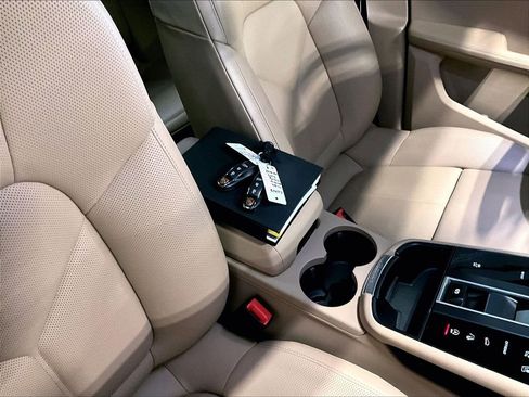 Used 2025 Porsche Macan image 16