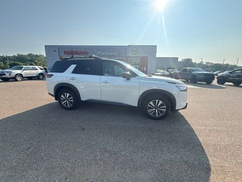 Used 2023 Nissan Pathfinder SL w/ Black Appearance Package AWD/4WD image 1