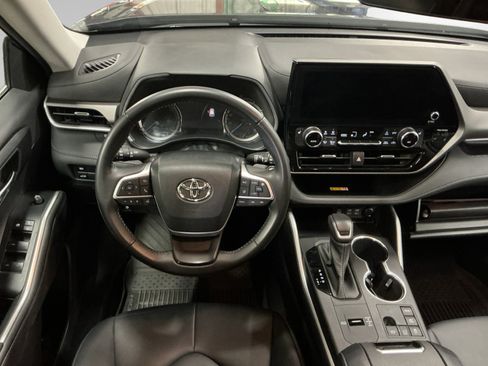 Used 2023 Toyota Highlander XLE AWD/4WD image 10