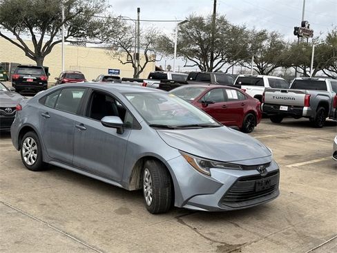 Used 2023 Toyota Corolla LE image 3