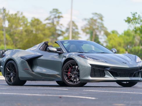 Used 2024 Chevrolet Corvette Z06 RWD image 2