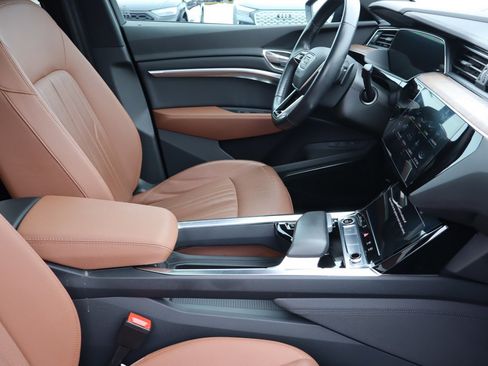Used 2022 Audi e-tron Premium Plus w/ Premium Plus Package image 15