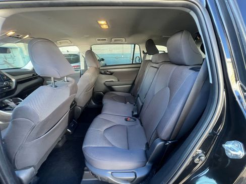 Used 2025 Toyota Highlander LE FWD image 27