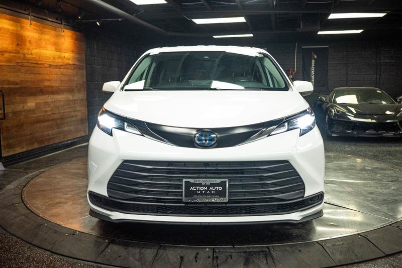 Used 2024 Toyota Sienna LE AWD/4WD image 4