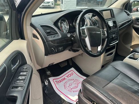 Used 2012 Chrysler Town & Country Touring w/ Entertainment Group #1 FWD image 9