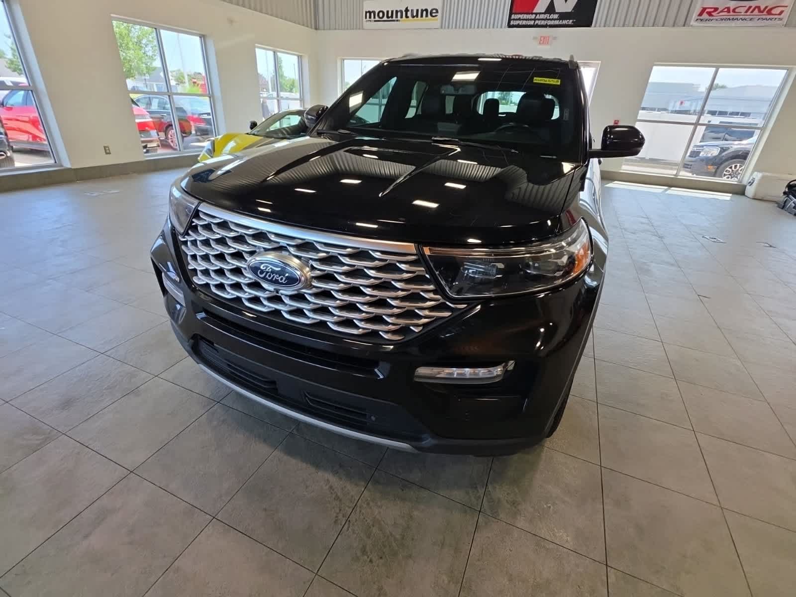 Certified 2022 Ford Explorer Platinum w/ Equipment Group 601A AWD/4WD image 2