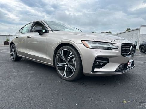 Used 2024 Volvo S60 B5 Plus image 4