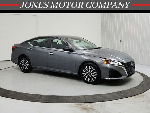 Used 2025 Nissan Altima 2.5 SV image 1