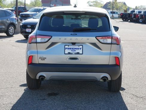 Used 2022 Ford Escape SE w/ Cold Weather Package FWD image 4