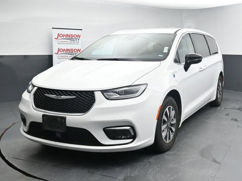 Used 2024 Chrysler Pacifica Limited FWD image 4