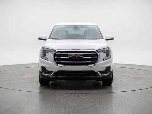Used 2024 GMC Terrain SLE FWD image 2