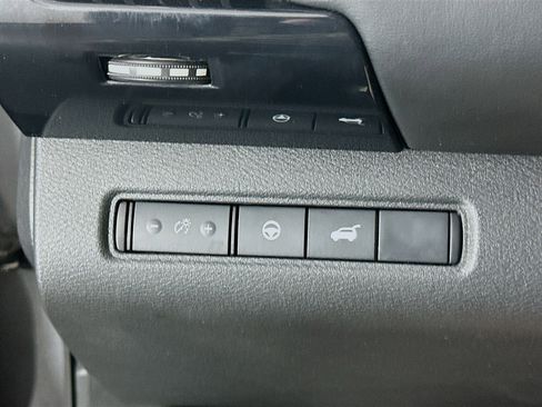 Used 2025 Nissan Pathfinder SV FWD image 17
