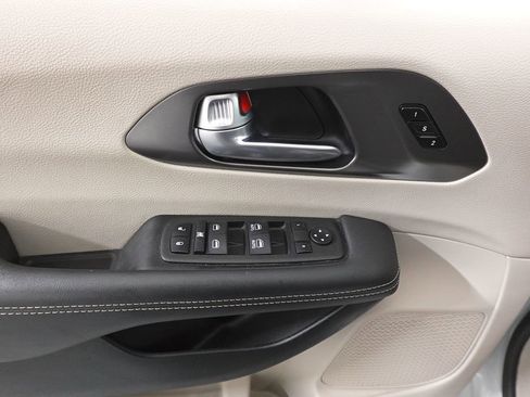 Used 2024 Chrysler Pacifica Touring-L image 9