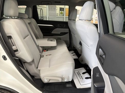 Used 2019 Toyota Highlander LE AWD/4WD image 40