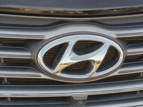 Used 2017 Hyundai Santa Fe Limited image 11