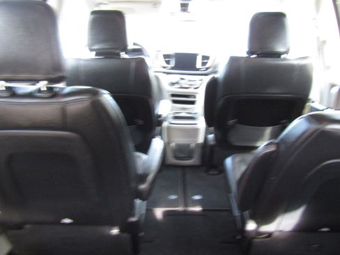 Used 2010 Chrysler Town & Country LX image 10